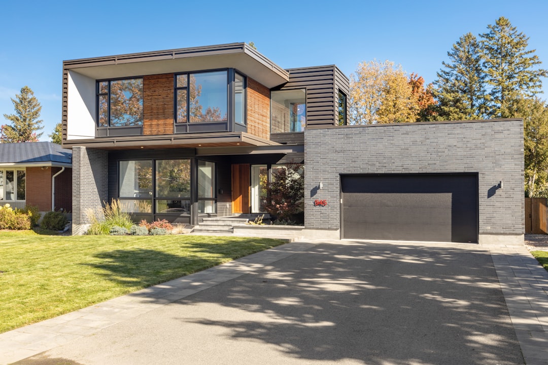 a-house-with-a-driveway-x-jxnsbkoo4